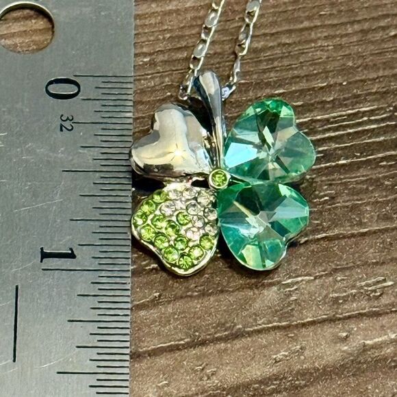 Crystal Green Four Leaf Clover Good Luck Pendant Silver Necklace New - Picture 5 of 5